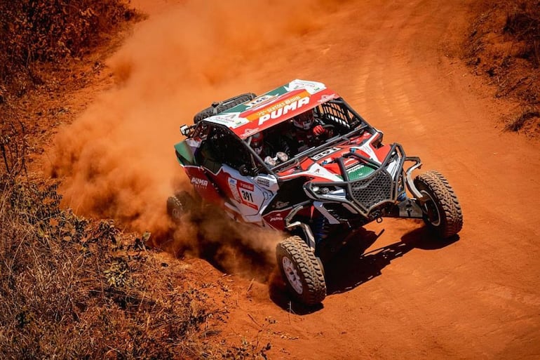 Óscar Santos y Mirna Pereira (Can-Am Maverick R) durante el prólogo de ayer.