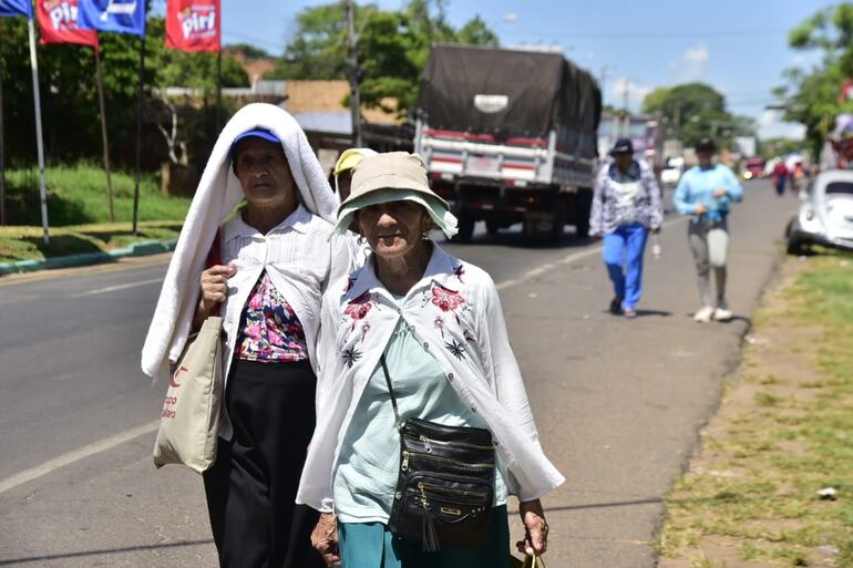 Pese a las recomendaciones de Salud, se ven a muchos niños y adultos mayores entre los peregrinos que van camino a la Basílica de Caacupé en este caluroso miércoles.