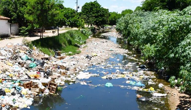 Contaminación en el arroyo.