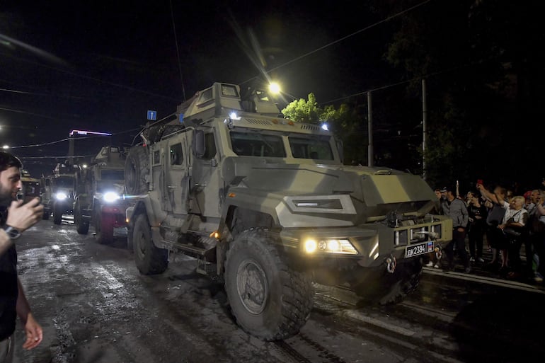 El grupo paramilitar privado Wagner recorre con sus tanques el centro de Rostov, en Rusia. (EFE/EPA)