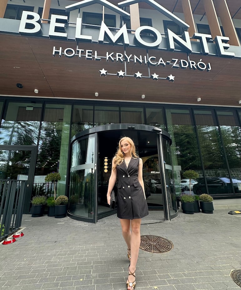 Sofía Meyer frente al hotel donde están albergadas todas las candidatas a Miss Supranational 2024.