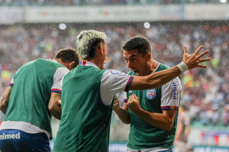 Los jugadores del Bahía celebran la victoria sobre Fluminense por la segunda fecha de la Serie A en el estadio Arena Fonte Nova, en Salvador, Brasil.