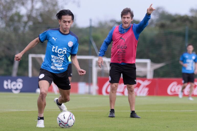 Matías Segovia (i), futbolista de Guaraní y Guillermo Barros Schelotto (d), entrenador de la Albirroja.