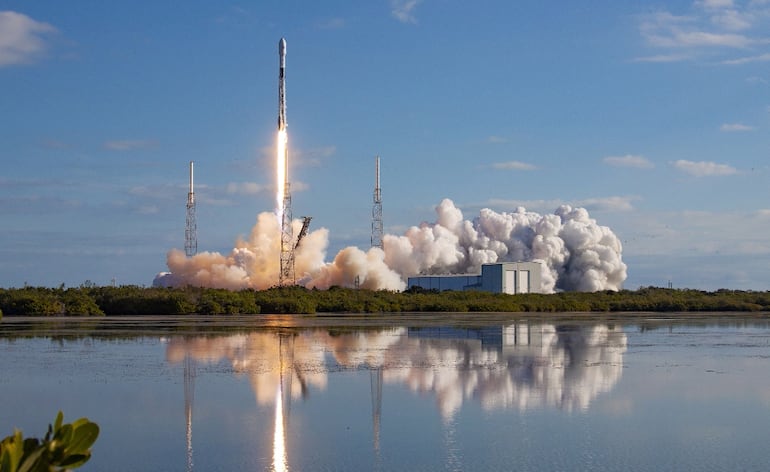 Lanzamiento del cohete con los 60 satélites Starlink, en Cabo Cañaveral, EE.UU., realizado el miércoles.