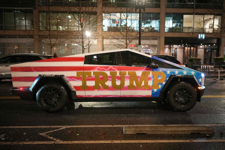 Una Tesla Cybertruck decorada con imágenes de Donald Trump en el tráfico en Washington, DC. 