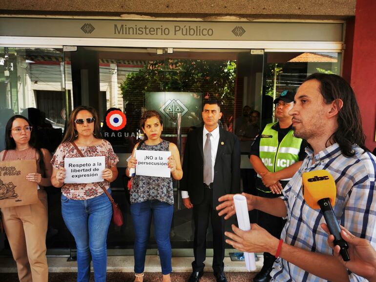 Los miembros del Sindicato de Periodistas del Paraguay frente la Fiscalía General del Estado.