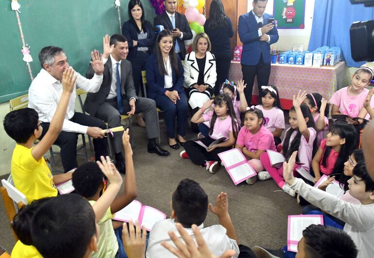 Acompañado por el ministro de Educación, Luis Fernando Ramírez, el presidente de la República, Santiago Peña, conversó con los niños y les leyó un cuento. Fue su primera actividad oficial como primer mandatario.