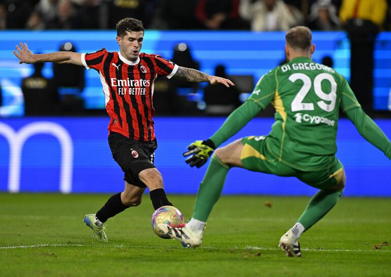 Riyadh (Saudi Arabia), 03/01/2025.- AC Milan's Chrisitan Pulisic (L) in action against Juventus's goalkeeper Michele Di Gregorio during the Supercoppa Italiana semi-final match between Juventus FC and AC Milan, in Riyadh, Saudi Arabia, 03 January 2025. (Arabia Saudita) EFE/EPA/STR
