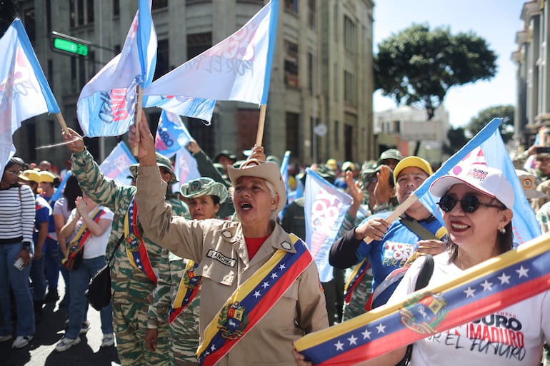 Integrantes de las milicias bolivarianas festejan durante la transmisión de la investidura de Nicolás Maduro.