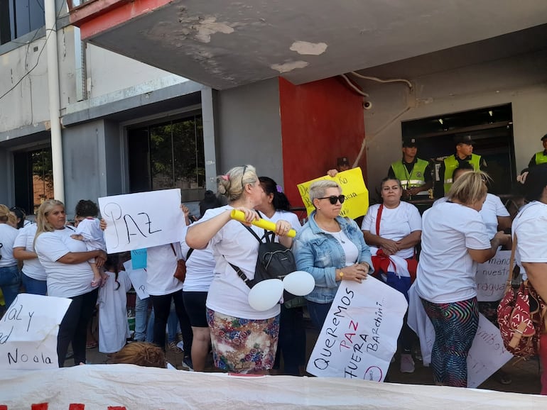 Familiares de internos frente al Ministerio de Justicia.