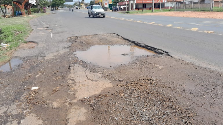 En estas condiciones se encuentra la banquina de la ruta a Villeta.