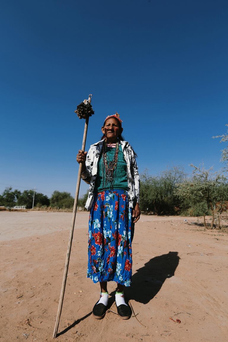 El color rojo, presente en las polleras y los tocados, simboliza un ave sagrada, mientras que las mujeres adornan sus cuerpos con collares de semillas, tobilleras y tocados elaborados con textiles y plumas.