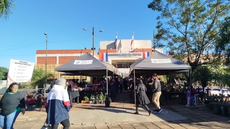 Realizaron Feria de Mujeres Emprendedoras de Itapúa en frente a la Gobernación.