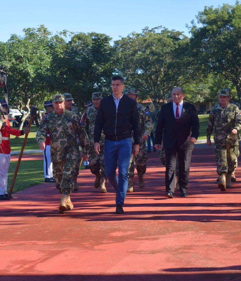 El presidente Santiago Peña agradeció a las fuerzas militares por trabajar coordinadamente en la formación de los agentes penitenciarios.