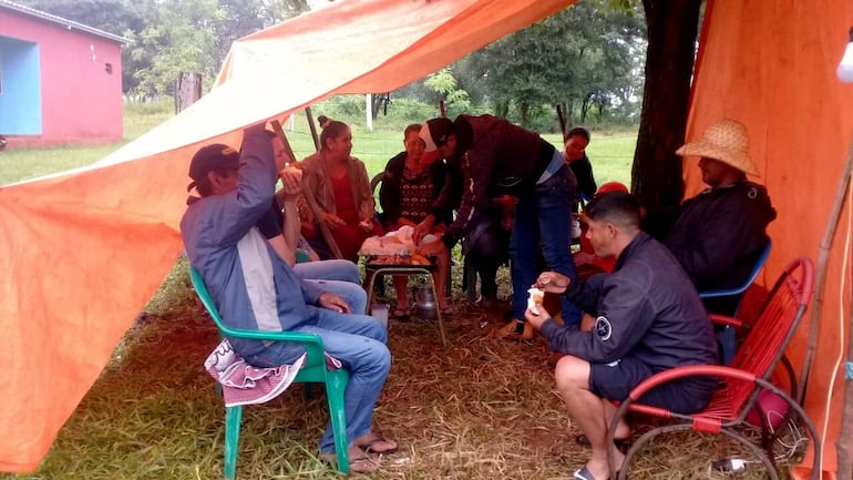 
La señora Eusebia, de 75 años, actualmente vive bajo una precaria carpa al costado de la calle, donde recibe el acompañamiento de los vecinos. 