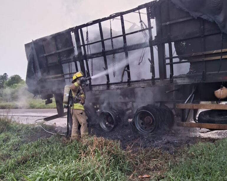 Bomberos sofocan incendio de carreta de camión en Tomás Romero Pereira.