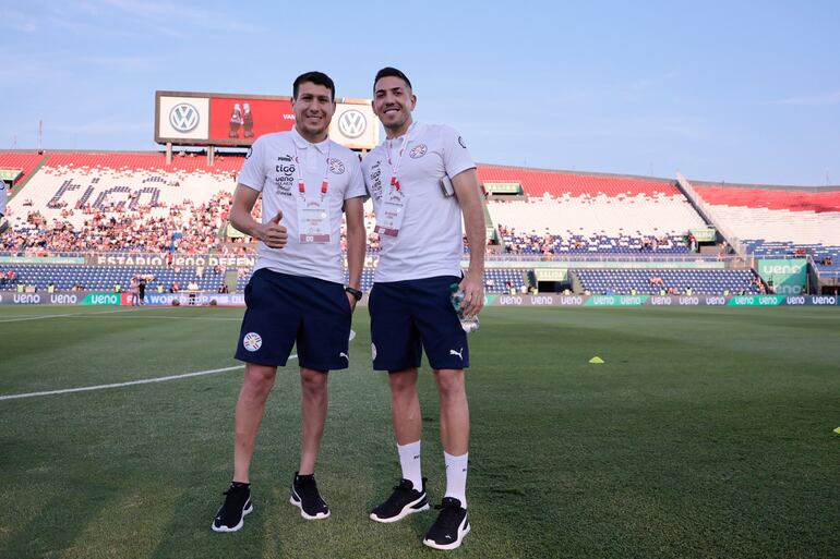 Los jugadores de la selección paraguaya durante la llegada de la delegación al estadio Defensores del Chaco para el partido frente a Colombia por las Eliminatorias Sudamericanas al Mundial 2026.