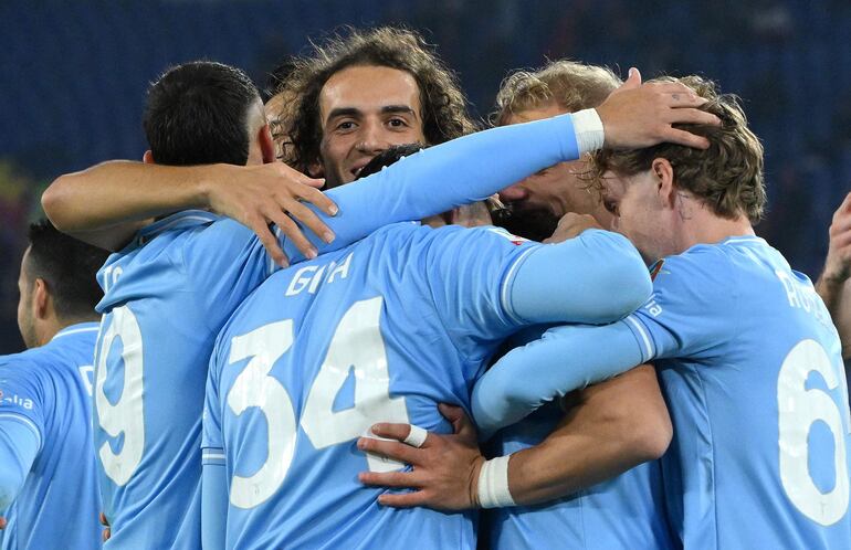 Los jugadores de Lazio celebran un gol en el partido de los octavos de final de la Copa Italia frente al Genoa en el estadio Olímpico, en Roma, Italia.