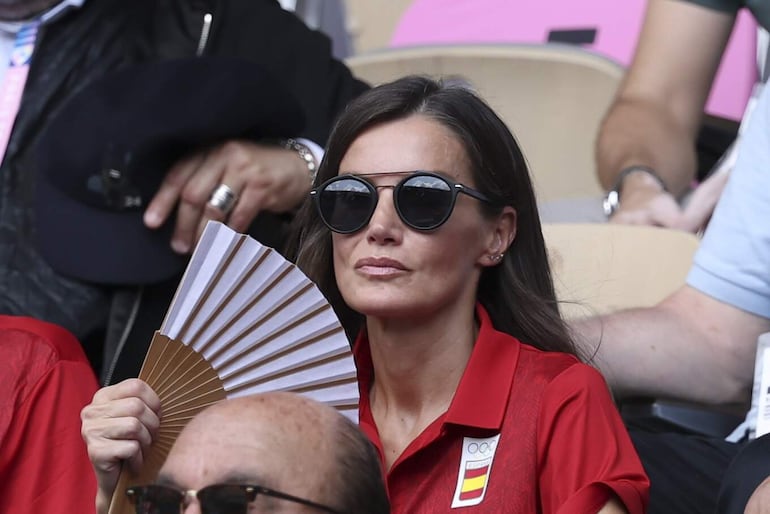 ¡Divina! La reina Letizia con su abanico en el partido de cuartos de final entre el español Carlos Alcaraz y el estadounidense Tommy Paul. (EFE/ Juanjo Martín)
