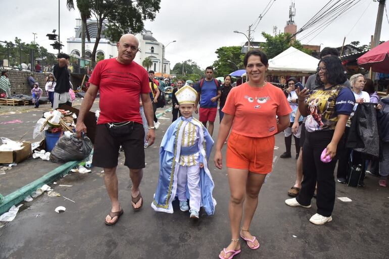 El pequeño Jeffrey Guerrero asistió a la misa central de Caacupé vestido con un traje con los colores de la Virgen.