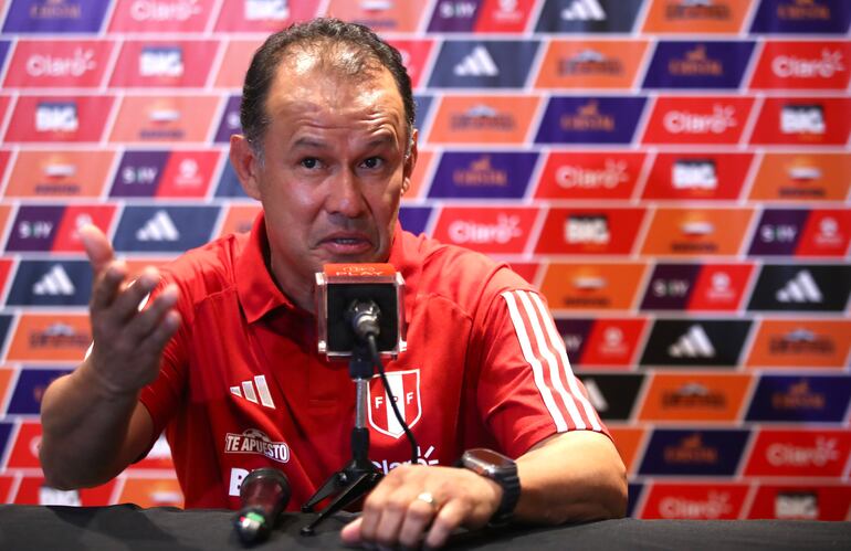 Juan Reynoso, entrenador de la selección de Perú, en la conferencia previa al partido contra Paraguay por las Eliminatorias Sudamericanas 2026 en el estadio Antonio Aranda Encina, en Ciudad del Este, Paraguay.