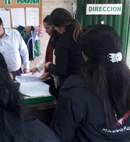 La fiscala Laura Ávalos verifica documentaciones en la Dirección del colegio de San Antonio.