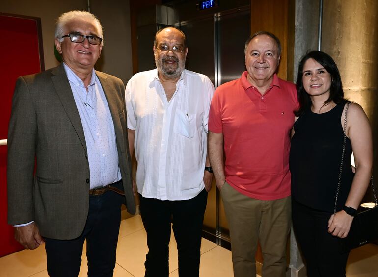 Roberto Chávez, Amado Gill, Víctor Arréllaga y Shirley Marecos.