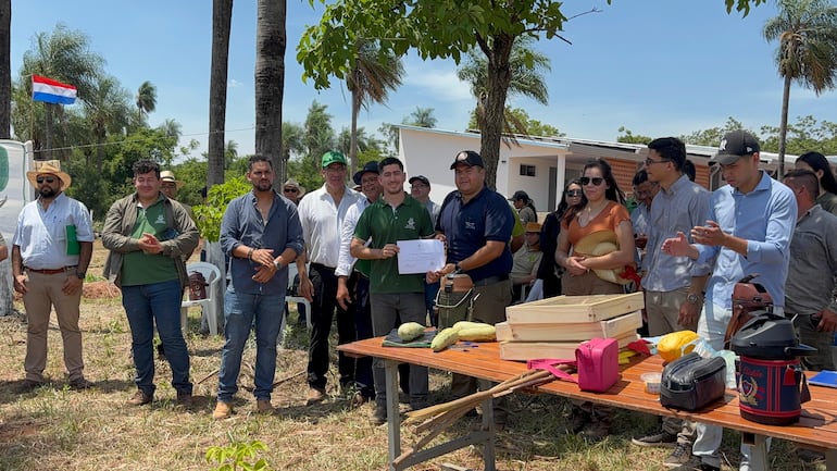 El estudiante Iván Villan recibe el certificado por la obtención del primer puesto de manos del ingeniero Ariel Silva.