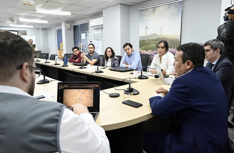 El viceministro de Transporte, Emiliano Fernández, se reunió con los pasajeros organizados para explicar en qué consiste su plan de reforma de transporte público. El anteproyecto que presentará al Congreso todavía es un misterio.