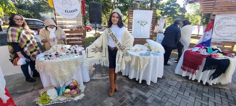 La Miss Ovecha Rague, señorita, Lizbeth Joselyn Romero Azar, luciendo el vichu con el logo del festival que será presentado en esta edición.