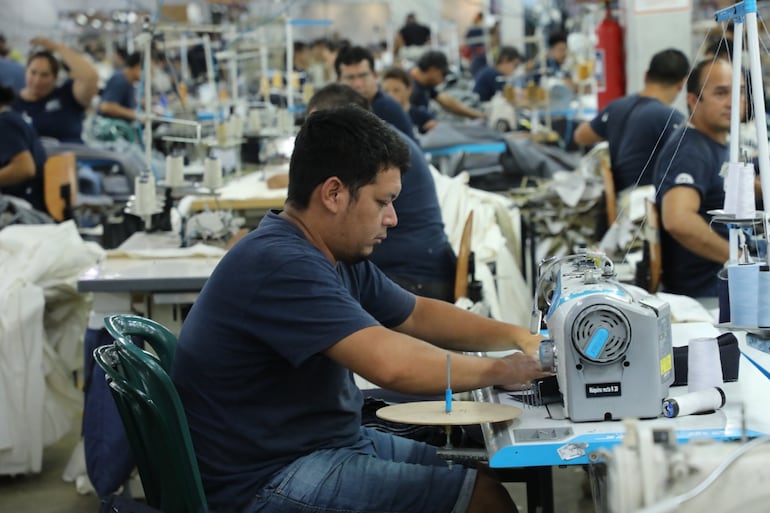 Miles de personas trabajan para la industria que opera bajo el Régimen de Maquila.