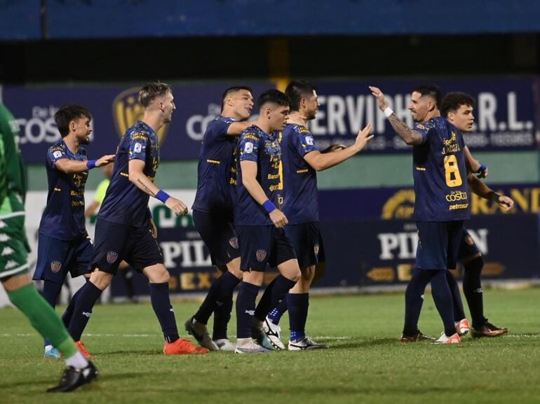 Los futbolistas de Sportivo Luqueño celebran un gol en el partido contra General Caballero de Juan León Mallorquín por la jornada 15 del torneo Clausura 2023 del fútbol paraguayo en el estadio Feliciano Cáceres, en Luque.