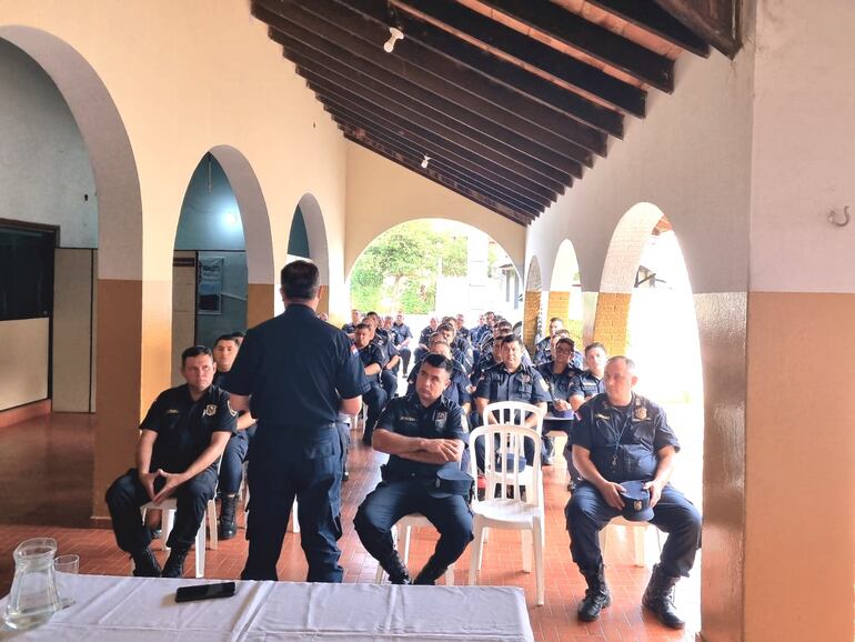 El jefe de Prevención de la Policía Departamental, Comisario Principal, Víctor Paredes, en reunión con los sub jefes de Comisarías.