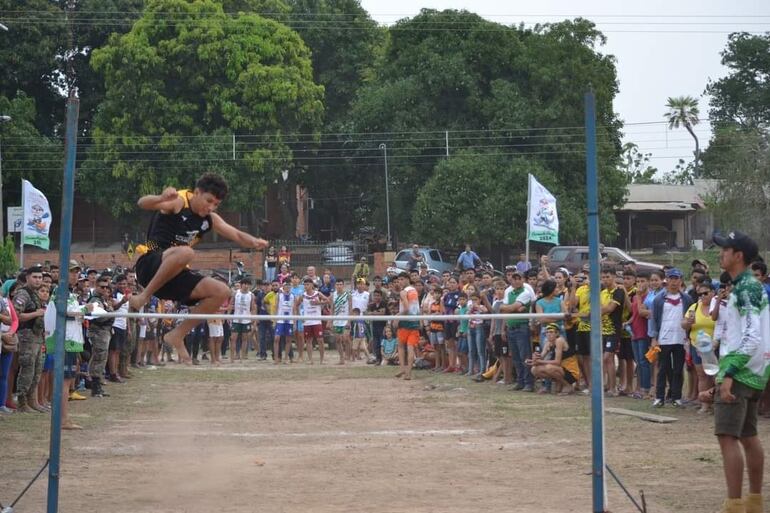 Competencia de salto alto.