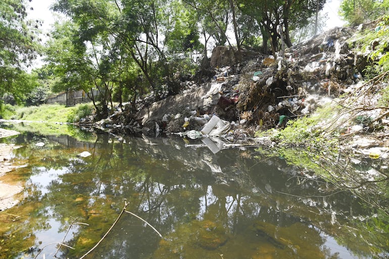 Aguas turbias y entorno altamente contaminado se ven en este cruce del arroyo Ferreira sobre la Avenida Artigas.