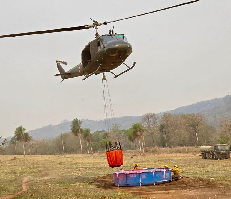 Bambi buckets y camión de bomberos donados por Estados Unidos a Paraguay para combatir incendios forestales que azotan al país.