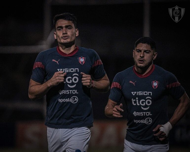 Wilder Viera (21 años) y Luis Riveros (25 años), trabajan en la parte física durante uno de los entrenamientos.