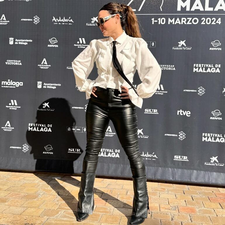 Lali González llegó con este bonito look en blanco y negro al Festival de Cine de Málaga.