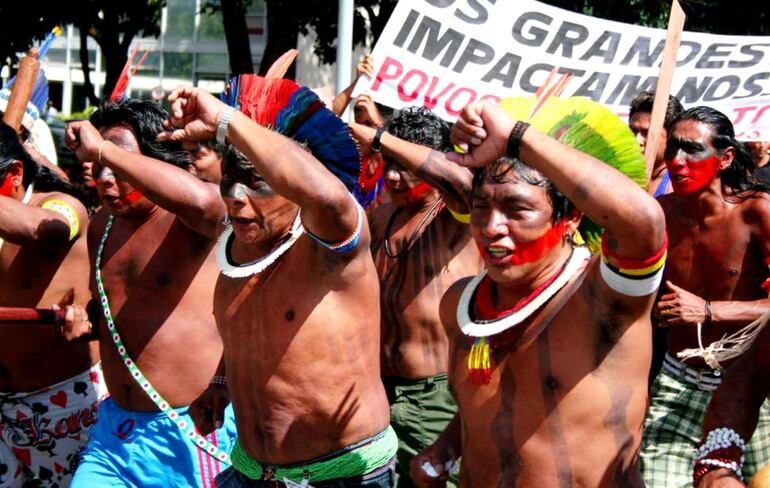 Indígenas kayapó protestan contra el megaproyecto de Belo Monte, firmado por el presidente Lula Da Silva, Brasilia, 11 de mayo de 2011 (Foto: Survival).