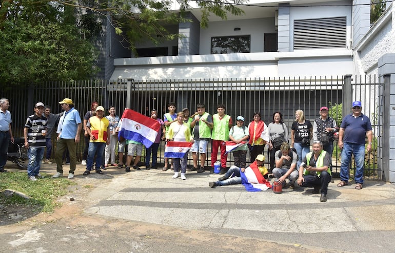 Integrantes del Sindicato Nacional de Trabajadores Vendedores de Quiniela, de Bingos, Juegos de Azar y Afines del Paraguay (Sintraquiba) se movilizaron frente a Conajzar para pedir el fin del monopolio de la quiniela en su próxima adjudicación. 