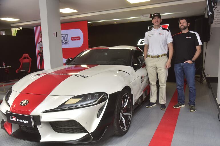 El piloto Marco Darío Galanti Barrientos junto a Francisco Palau, el gerente de Marketing de la firma Toyotoshi SA, en la presentación oficial de ayer.