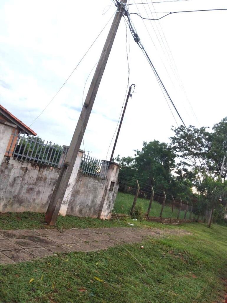 Vecinos alertan sobre cables sueltos que chispean al contacto con el suelo.