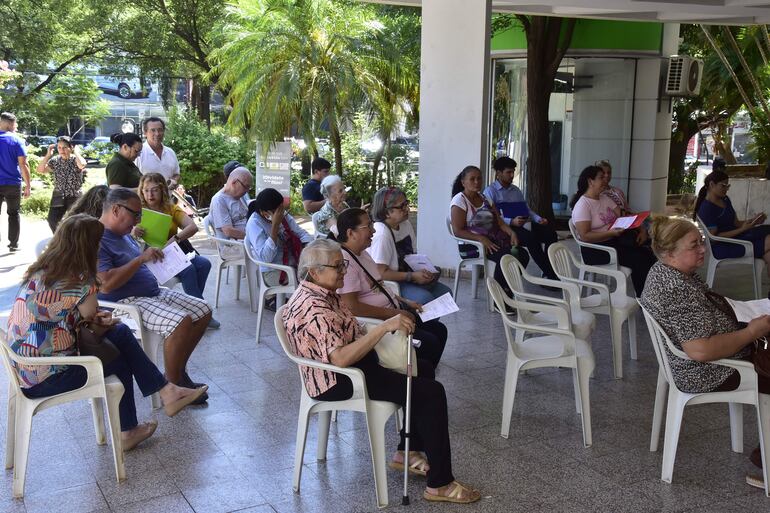 Adultos mayores y otros contribuyentes con preferencia de atención tuvieron un mejor trato en el Edificio Central de la Municipalidad de Asunción.