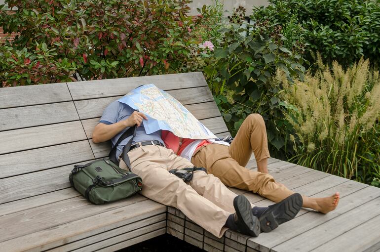 Dos turistas exhaustos debido a su ritmo de actividades.