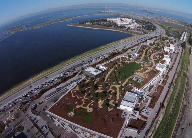 Vista aérea del edificio 20 de Meta, conocido como MPK20, sede de Facebook en Merlo Park, California (Estados Unidos). 