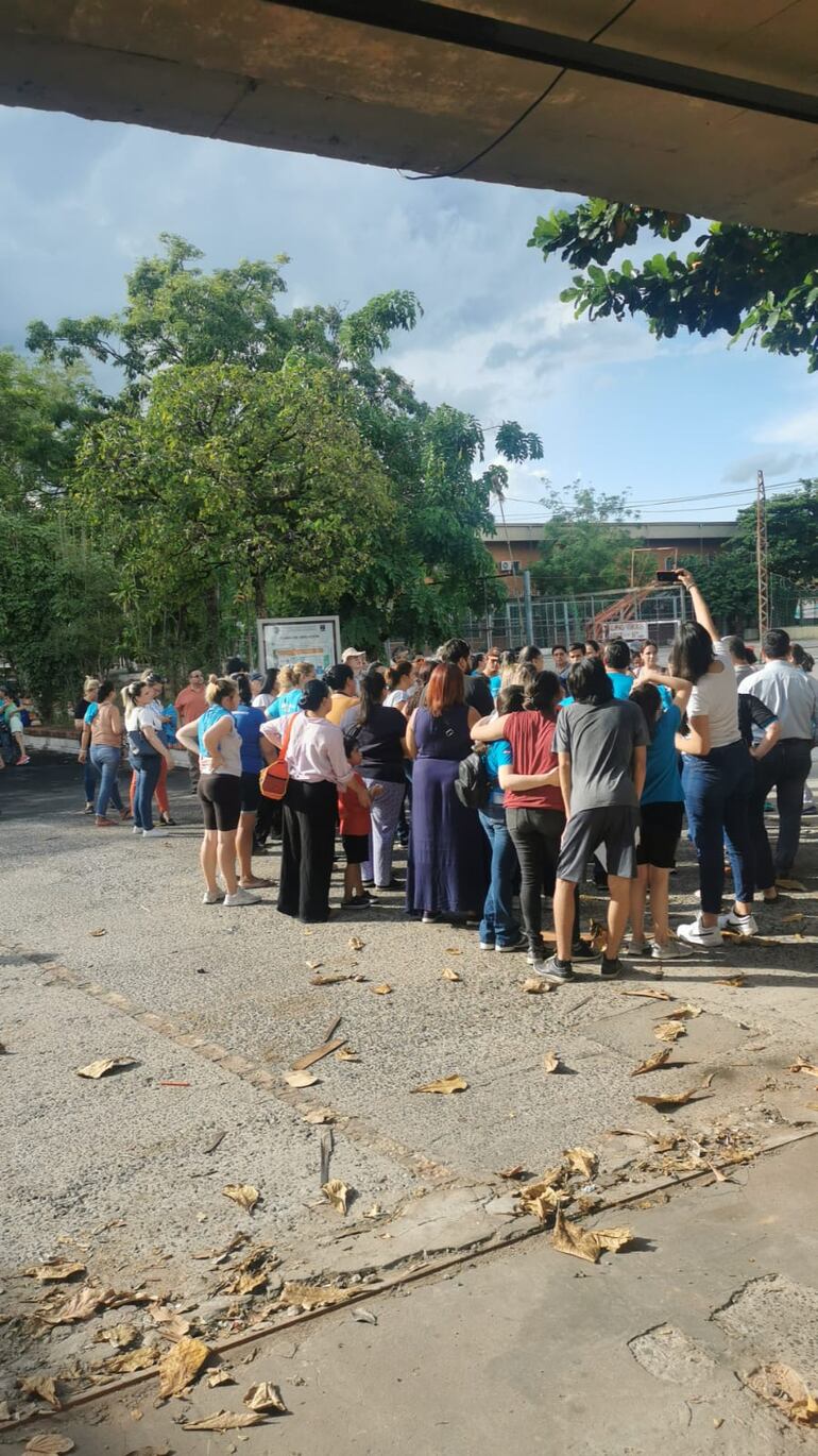 Padres del CEPB atropellaron los accesos del colegio donde también funciona la Facultad de Fiosofía de la UNA tomada por estudiantes que exigen garantías de fondos del Arancel Cero y otros programas.