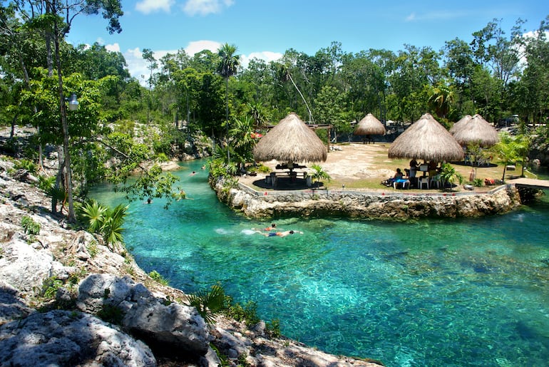 Piscina de agua azul turquesa cristal (cenote) cerca de Tulum, México.