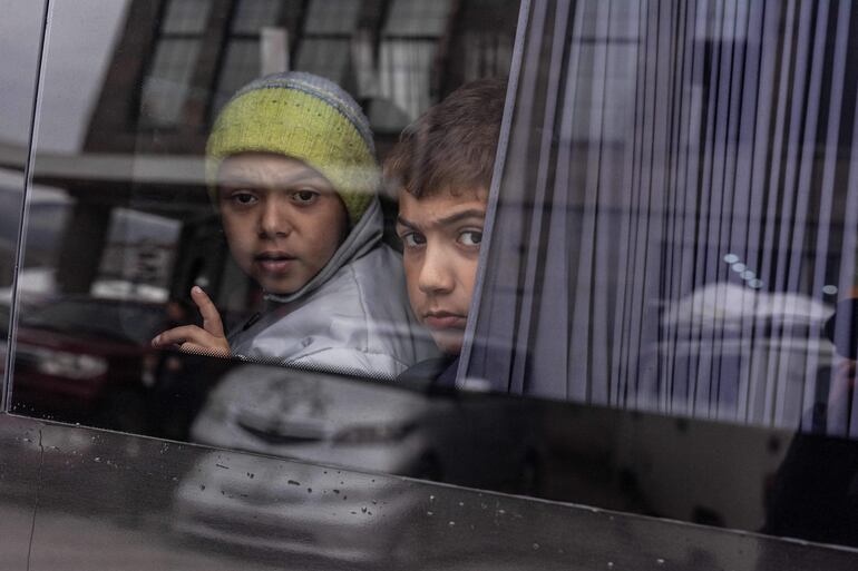 Refugiados armenios de Nagorno Karabaj luego de su evacuación a Armenia, este domingo.