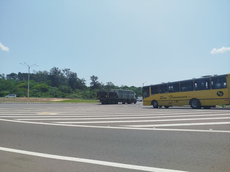 Vehículos, ómnibus y camiones de gran porte que circulan en horario central. Lo que genera preocupación a los pobladores de Caacupé que residen en los alrededores de la ruta.