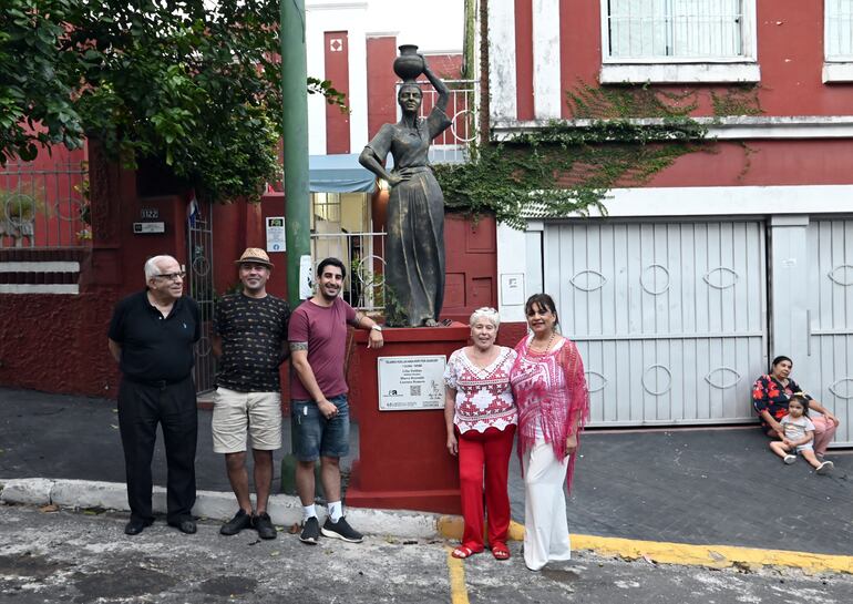 Pedro Gamarra Doldán, Marcelo Medina, Marco Reynaldi, Teresa Pozzoli y Lilia Doldán con el nuevo monumento a la Galopera, inaugurado a fines de diciembre.